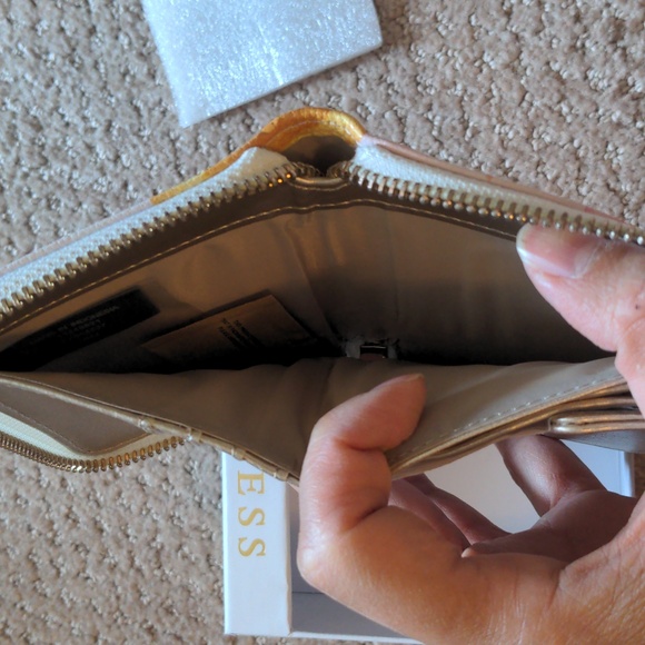 GUESS Floral Wallet NWT - Picture 5 of 7